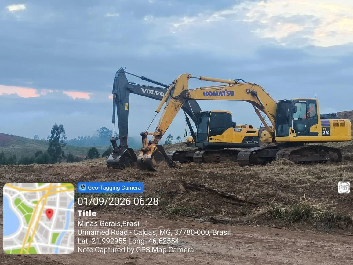 Máquinas pesadas e equipamentos em frente de trabalho